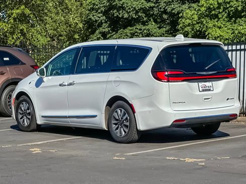 Used 2022 Chrysler Pacifica Limited w/ Uconnect Theater Family Group FWD image 5