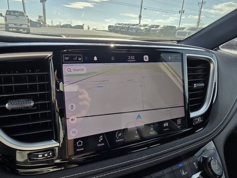 Used 2021 Chrysler Pacifica Limited w/ Uconnect Theater Family Group image 16