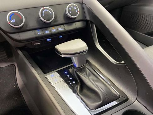Used 2025 Hyundai Elantra SE image 21