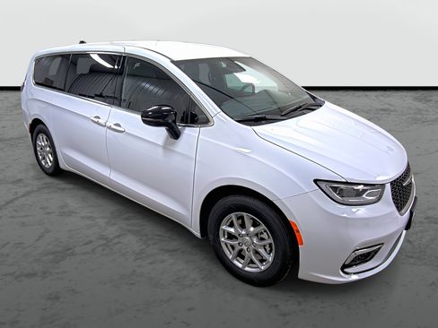New 2026 Chrysler Pacifica Select image 5