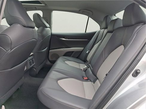 Used 2020 Toyota Camry XLE w/ Sunroof Package image 27