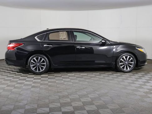 Used 2017 Nissan Altima 2.5 SL w/ Moonroof Package image 18