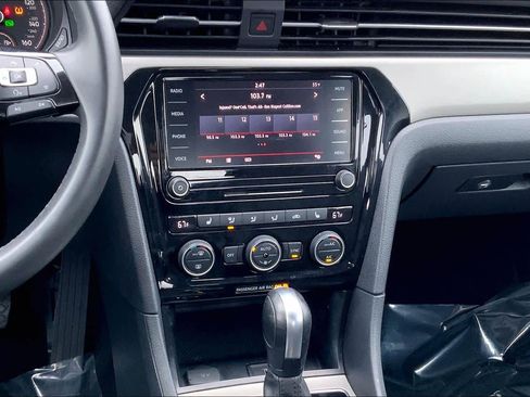 Used 2022 Volkswagen Passat 2.0T SE image 6