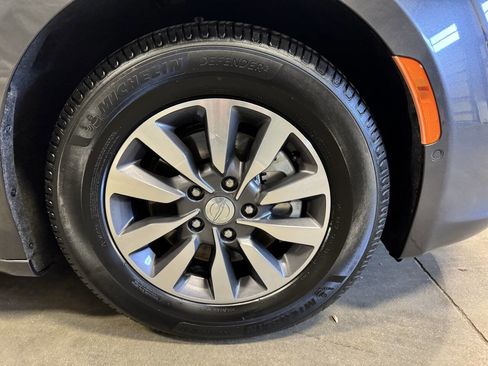 Used 2020 Chrysler Pacifica Limited w/ Advanced Safetytec Group image 18