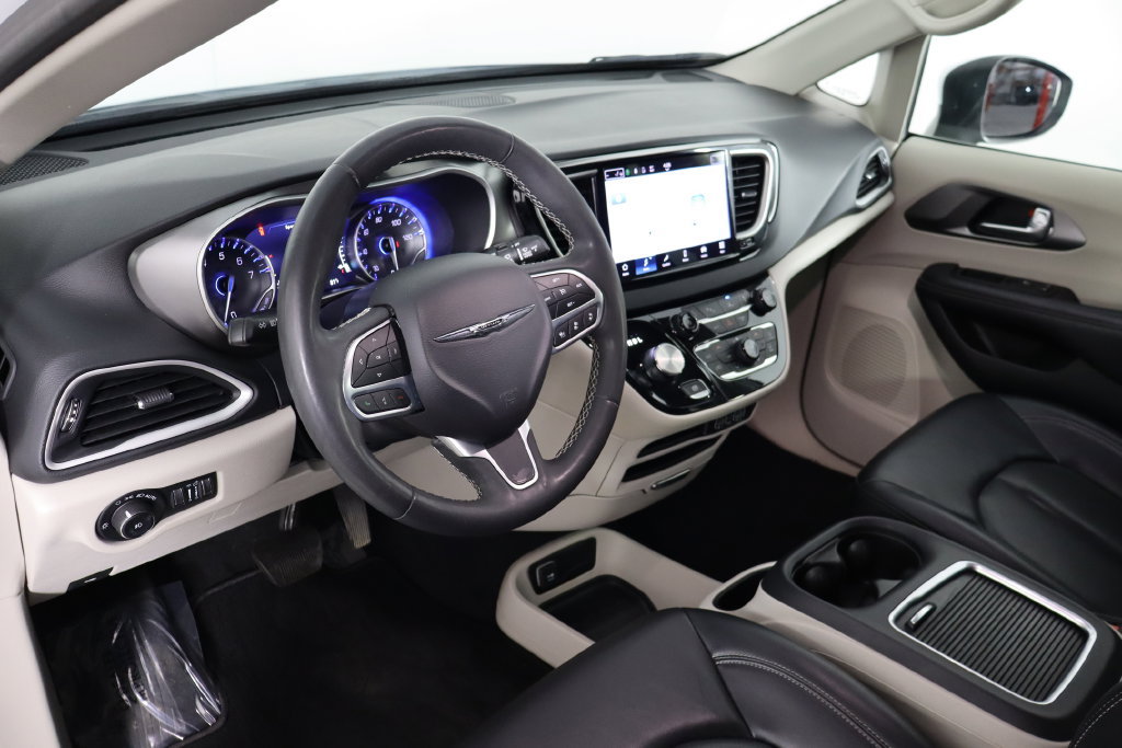 Used 2023 Chrysler Pacifica Touring-L FWD image 27