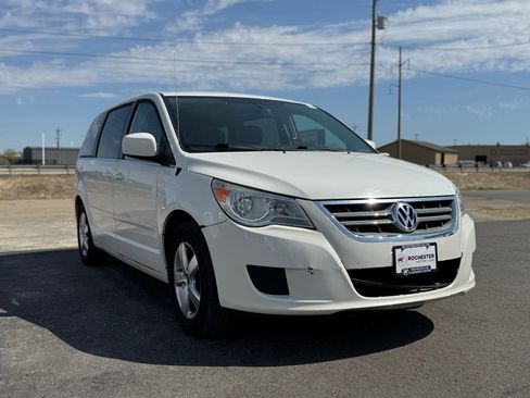 Used 2010 Volkswagen Routan SEL FWD image 36