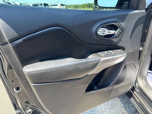 Used 2019 Jeep Cherokee High Altitude AWD/4WD image 18