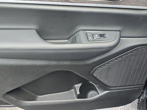 Used 2025 Jeep Grand Cherokee L Limited w/ Black Appearance Package image 10