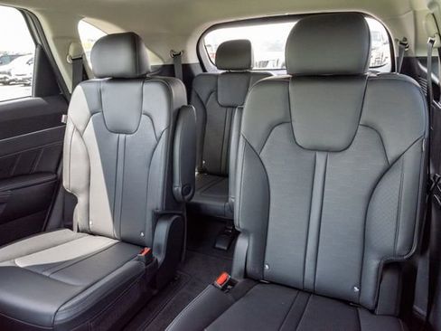 Certified 2025 Kia Sorento SX image 24