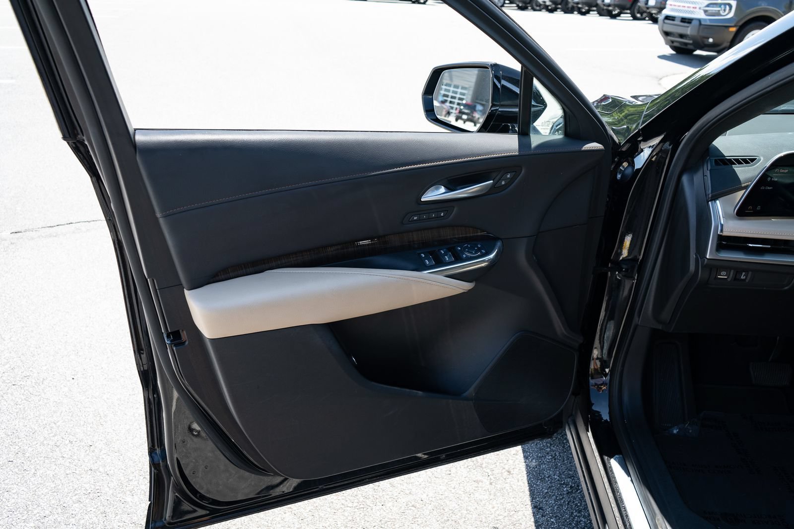 Used 2025 Cadillac XT4 Premium Luxury FWD image 16