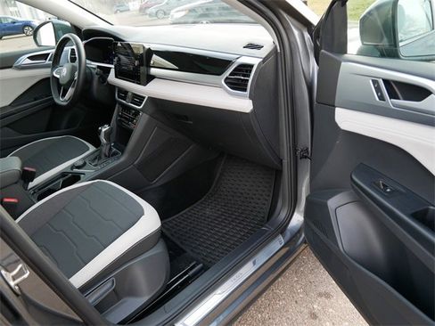 Certified 2025 Volkswagen Taos SE image 20