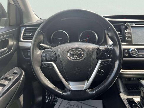 Used 2019 Toyota Highlander XLE AWD/4WD image 22