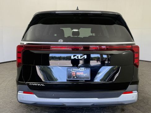 Used 2025 Kia Carnival FWD image 6