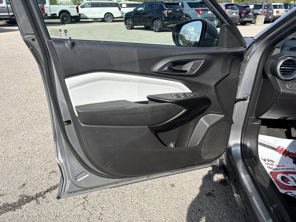 Used 2025 Chevrolet Trax LT FWD image 13