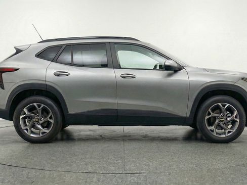 Used 2025 Chevrolet Trax LT image 11