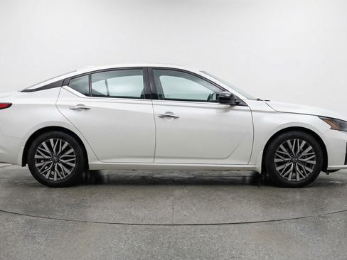 Used 2025 Nissan Altima 2.5 SV image 11