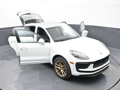 Certified 2025 Porsche Macan AWD/4WD image 33