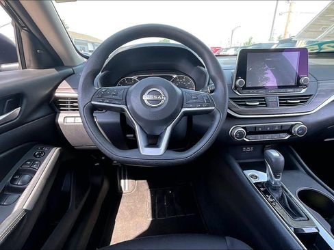 Used 2025 Nissan Altima 2.5 SV FWD image 8