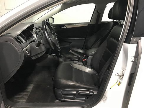 Used 2017 Volkswagen Jetta SE image 10