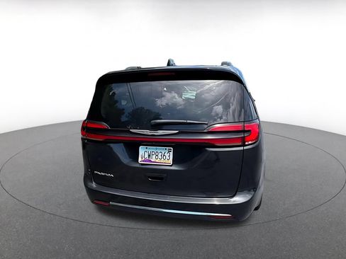 Used 2024 Chrysler Pacifica Touring-L FWD image 8