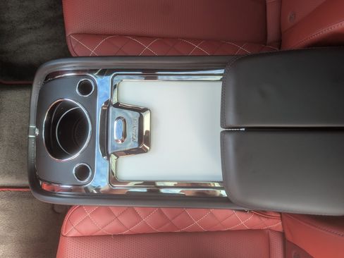 Used 2018 Bentley Bentayga Mulliner image 47