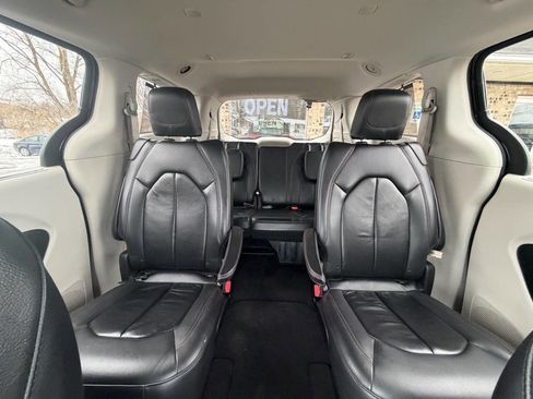Used 2017 Chrysler Pacifica Touring-L image 22