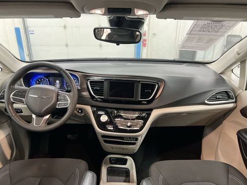 Used 2023 Chrysler Voyager LX FWD image 10