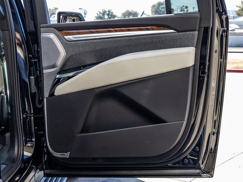 Used 2026 Cadillac Escalade ESV Platinum Sport w/ LPO, ONYX Package AWD/4WD image 39