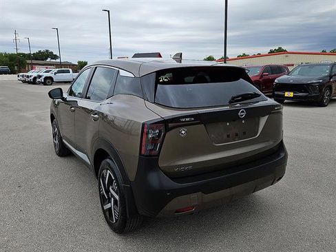 Used 2025 Nissan Kicks SV FWD image 3