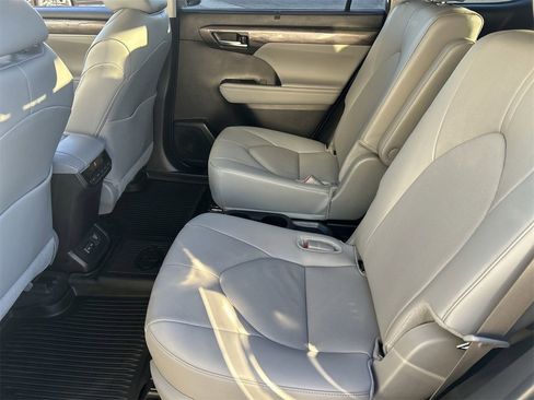 Used 2024 Toyota Highlander Limited image 14
