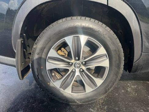 Used 2021 Toyota Highlander XLE AWD/4WD image 7