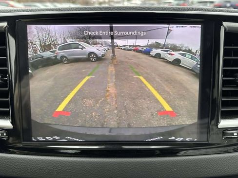Used 2023 Chrysler Pacifica Touring-L FWD image 23