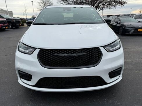 Used 2025 Chrysler Pacifica Limited image 9