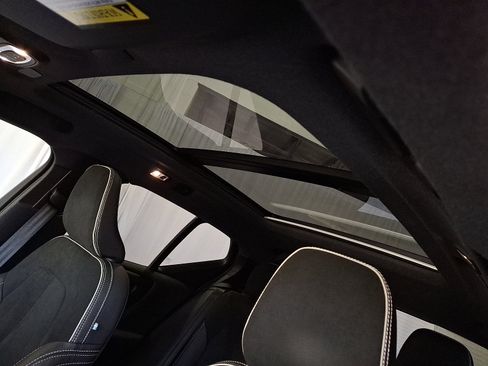 Used 2022 Volvo XC40 T5 R-Design w/ Climate Package image 14