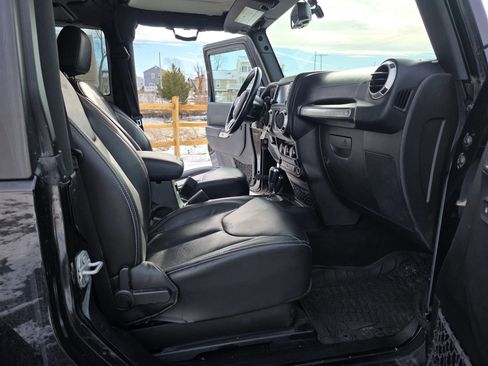 Used 2017 Jeep Wrangler Rubicon w/ Power Convenience Group AWD/4WD image 14
