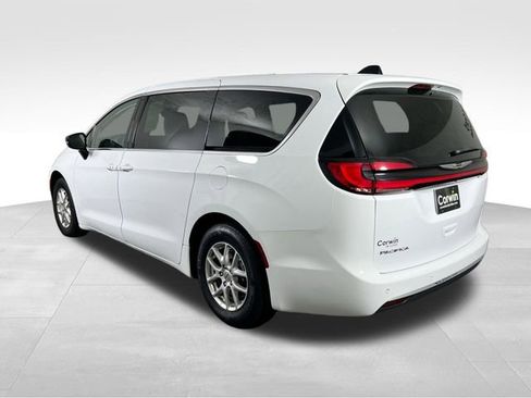 Used 2024 Chrysler Pacifica Touring-L image 14