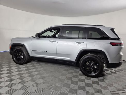 Certified 2025 Jeep Grand Cherokee Altitude image 8