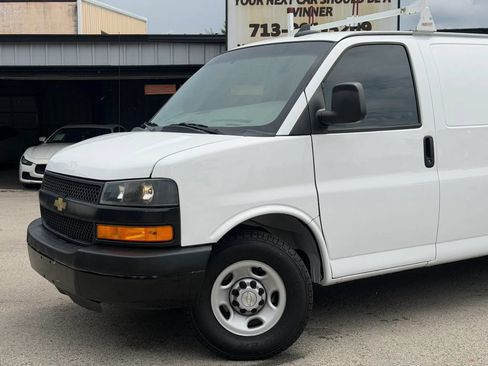 Used 2022 Chevrolet Express 3500 Extended w/ Driver Convenience Package RWD image 19