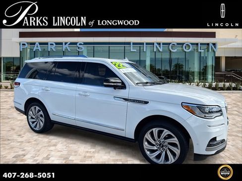 Used 2022 Lincoln Navigator Reserve image 1