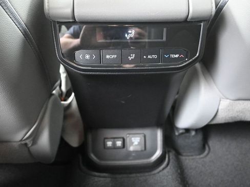 Used 2021 Toyota Highlander Limited image 32