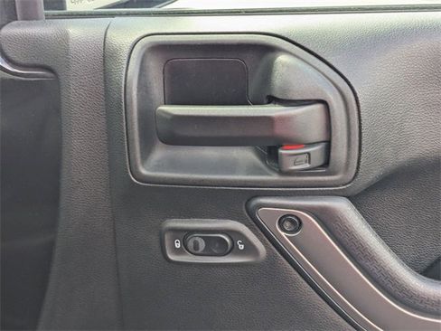 Used 2018 Jeep Wrangler Unlimited Sahara image 32