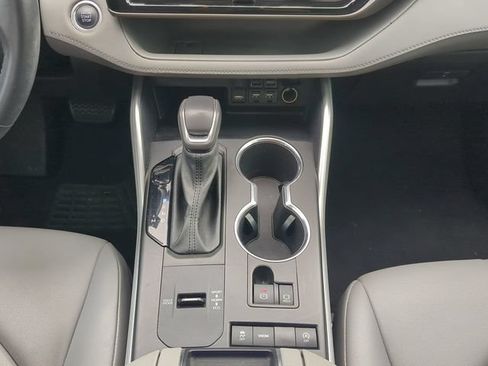 Used 2021 Toyota Highlander XLE FWD image 22