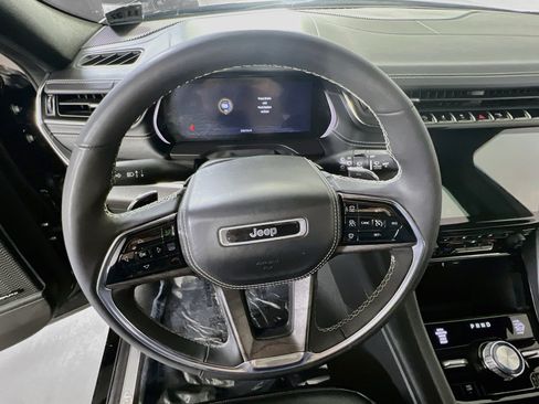 Used 2023 Jeep Grand Cherokee Overland AWD/4WD image 11