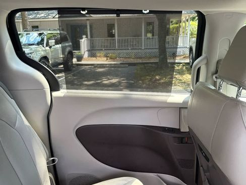 Used 2021 Chrysler Pacifica Touring-L w/ Premium & Safety Sphere Group FWD image 17