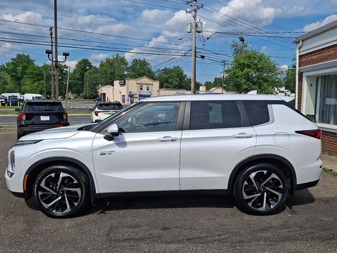 Used 2023 Mitsubishi Outlander SE AWD/4WD image 2