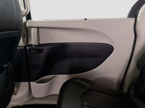 Used 2021 Chrysler Voyager Lxi FWD image 28