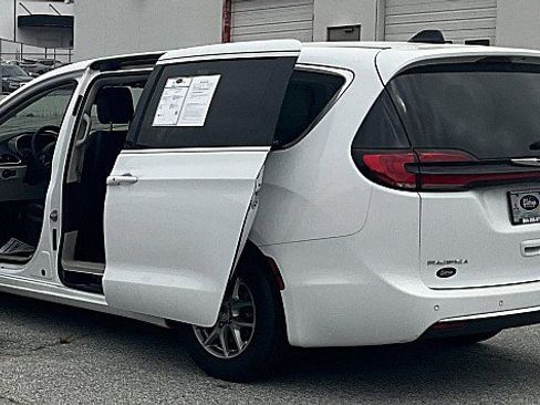 Used 2024 Chrysler Pacifica Touring-L FWD image 9