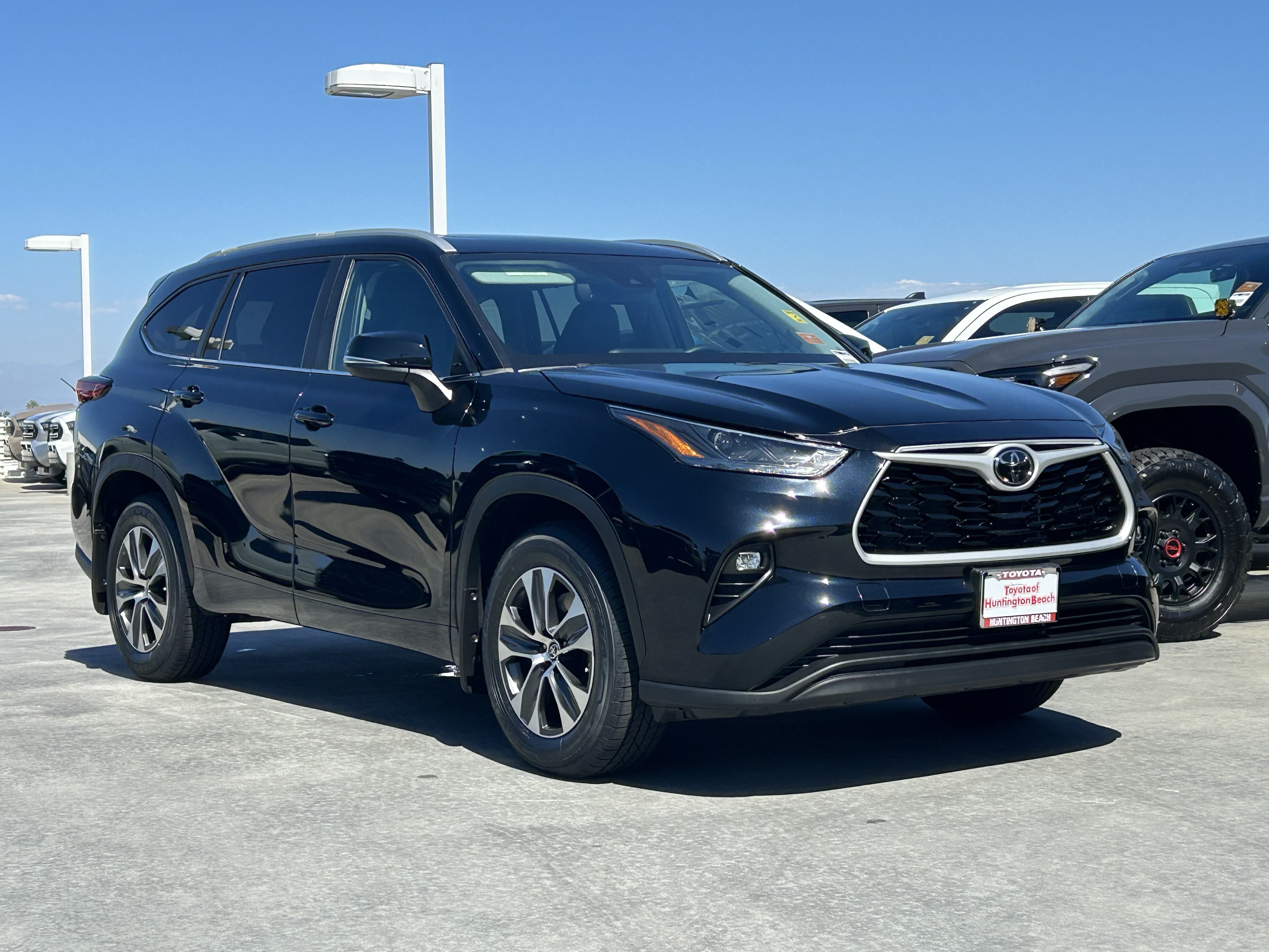 Used 2023 Toyota Highlander XLE FWD image 2
