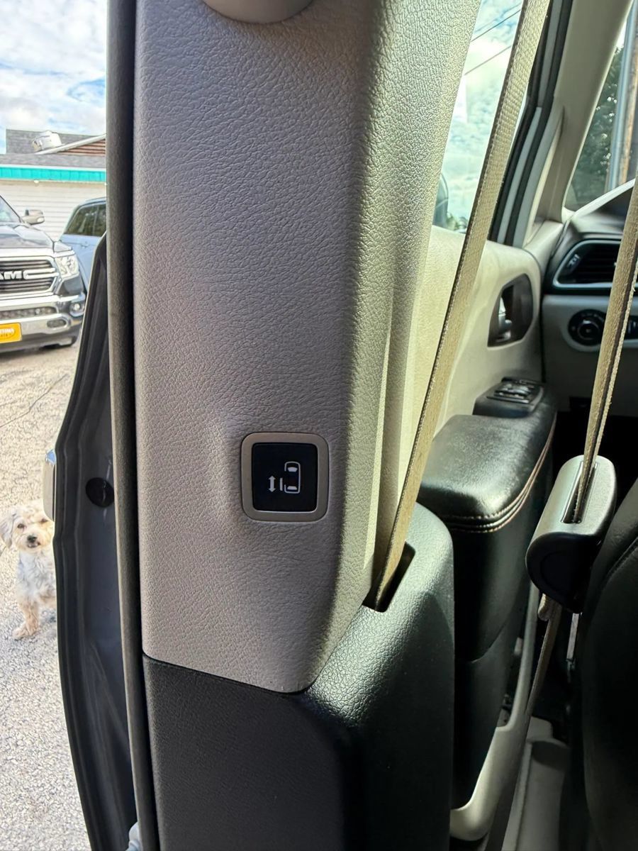 Used 2019 Chrysler Pacifica Touring-L FWD image 15