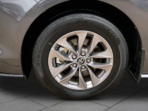 Used 2025 Toyota Sienna LE FWD image 11